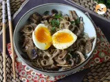 Noodles di riso con funghi e uova (ricetta vegetariana)