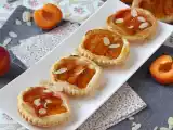 Ricetta Tortine di sfoglia alle albicocche, il dessert rapido con frutta fresca!