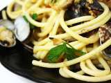 Ricetta Spaghetti con vongole, nocciole e olive verdi