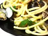 Ricetta Spaghetti con vongole, nocciole e olive verdi
