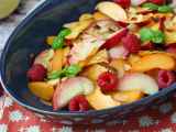 Ricetta Macedonia estiva facile con frutta di stagione: pesche, albicocche e lamponi