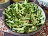 Ricetta Insalata di cetrioli piccante con arachidi croccanti e semi di sesamo