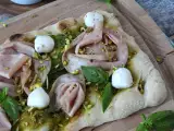 Ricetta Pinsa romana con mortadella, pesto e pistacchi: la ricetta veloce pronta in 10 minuti