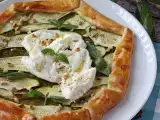 Ricetta Torta salata con pesto, zucchine e mozzarella: una ricetta facile che profuma d'estate!
