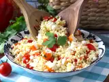 Ricetta Insalata di couscous perlato con surimi, pomodorini e feta: fresca e colorata