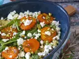 Ricetta Insalata di couscous perlato, albicocche arrostite, feta e rucola