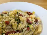 Ricetta Pasta con calabacín y tomates secos: una receta rápida y llena de sabor