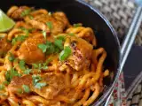 Ricetta Udon al pollo con salsa cremosa al curry rosso thailandese e latte di cocco