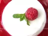 Ricetta Bavarese di caprino fresco con salsa ai lamponi