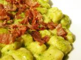 Ricetta Gnocchi con pesto di aglio orsino e speck