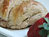 Ricetta Marmellata di fragole e rosmarino e cornetti integrali al miele.