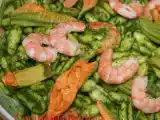 Ricetta Pasta con pesto di rucola, fiori di zucca e gamberetti