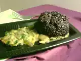 Ricetta Cupole di riso venere con salsa di spinaci e salmone