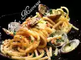 Ricetta Spaghetti alla chitarra con vongole, bottarga di pesce spada e farina di mandorle.