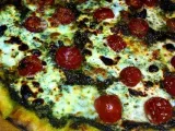 Ricetta Pizza tricolore con pomodorini, pesto e stracchino