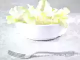 Ricetta Elogio della banalità. insalata croccante di scarola, pere e parmigiano.