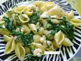 Ricetta Conchiglie con rucola, gamberetti e panna