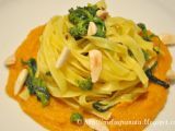 Ricetta Tagliatelle allo zafferano su salsa di zucca, con cime di rapa e mandorle.