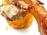 Ricetta Costolette d'agnello allo zibibbo su tortino di patate e zucca alla fava tonka: