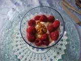 Ricetta Yogurt greco con miele, noci e lamponi