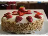 Ricetta Torta margherita glassata al cioccolato bianco e fragole.