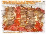 Ricetta Involtini rustici con formaggio e olive su letto di pomodorini, al forno