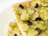 Ricetta Focaccia con zucchine e olive nere