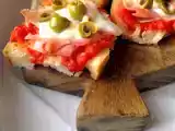 Ricetta Crostini pomodoro, mozzarella, prosciutto ed olive
