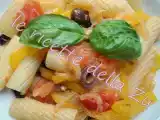 Ricetta Tortiglioni al sugo di pomodori freschi, falde di peperone giallo e olive nere