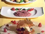 Ricetta Frittelle di formaggi con salsa caramellata ai frutti di bosco e insalatina di stagione