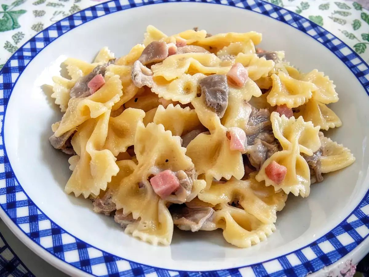 Ricetta Farfalle ai funghi e mortadella