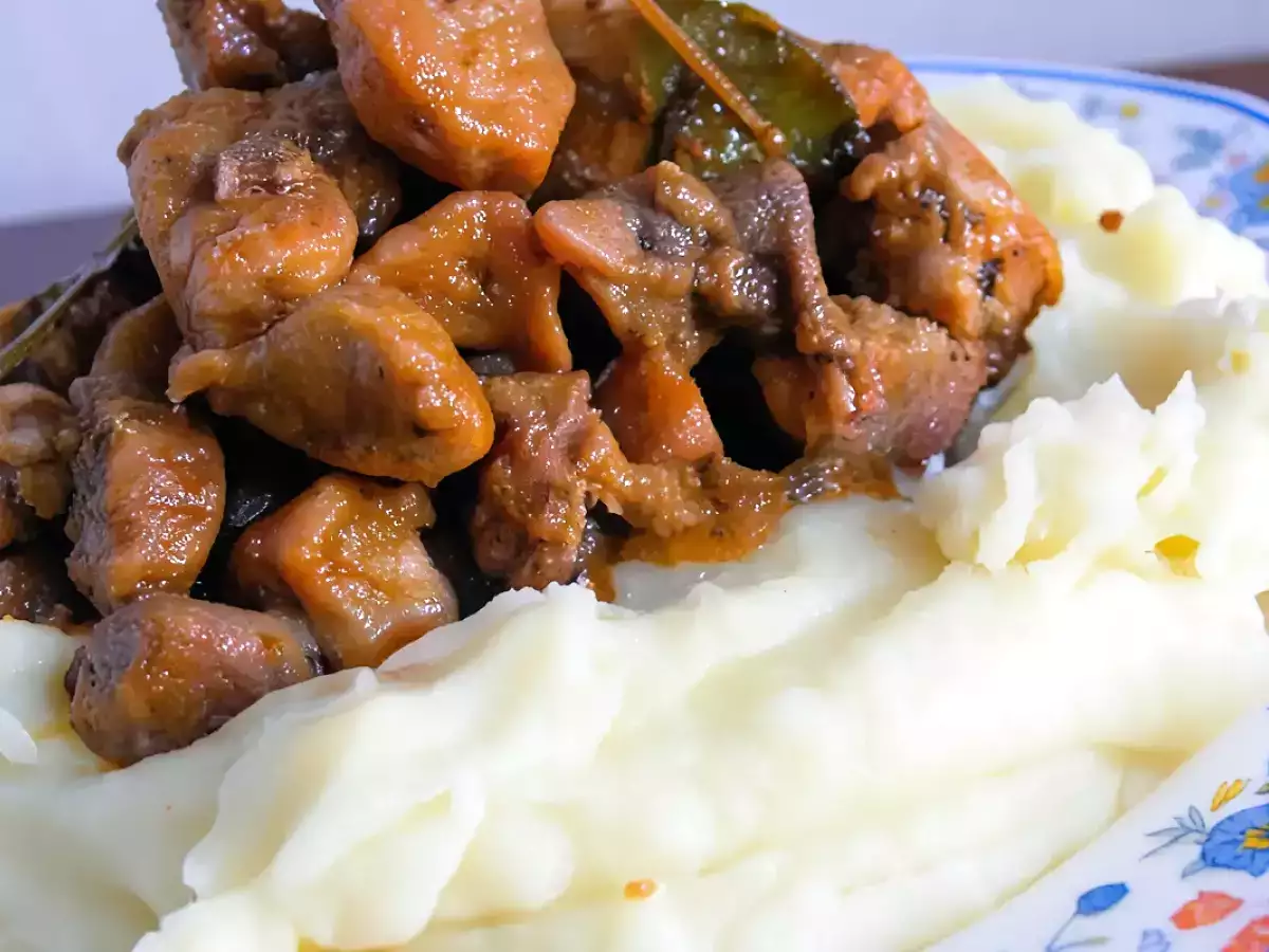 Ricetta Spezzatino di maiale in padella: il segreto per un secondo morbido, profumato e saporito