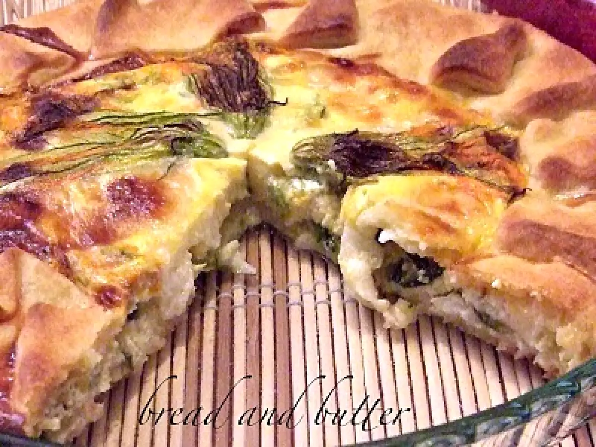Ricetta Torta salata alle zucchine, fiori di zucca e scamorza: la ricetta facile e veloce