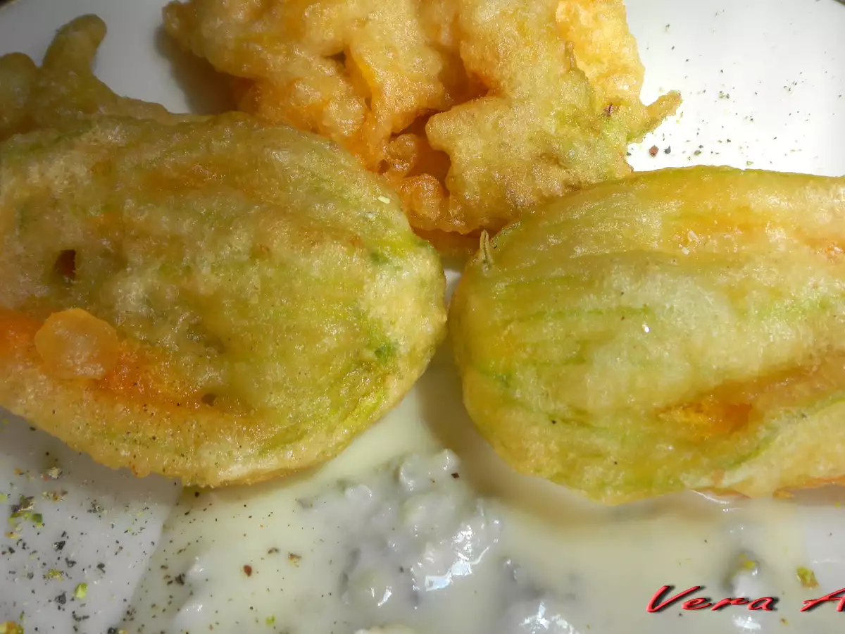 Ricetta Fiori di zucca in pastella fritte con salsa di gorgonzola