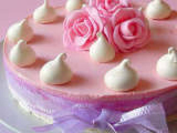Torta bavarese alla fragola e meringa