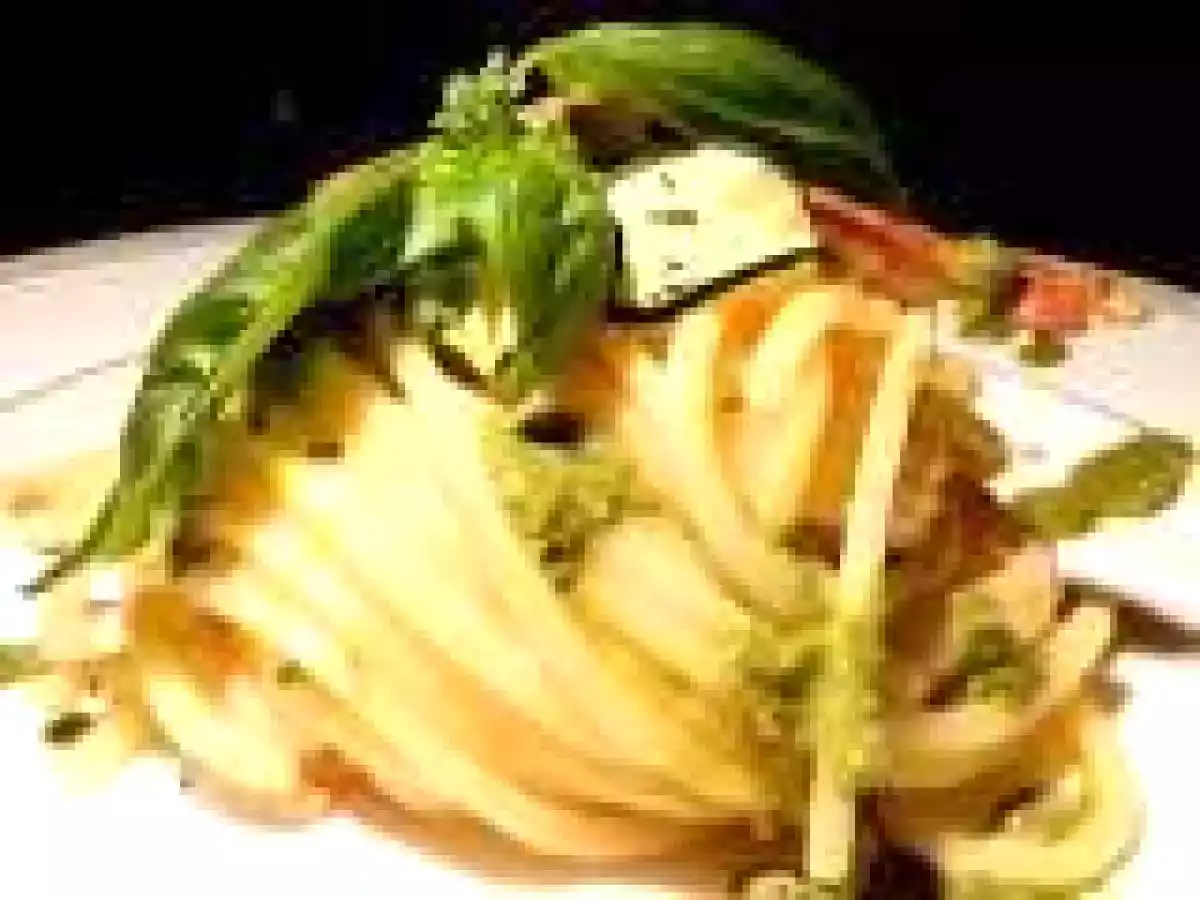 Spaghettoni con triglie, zucchine e pesto alle erbe