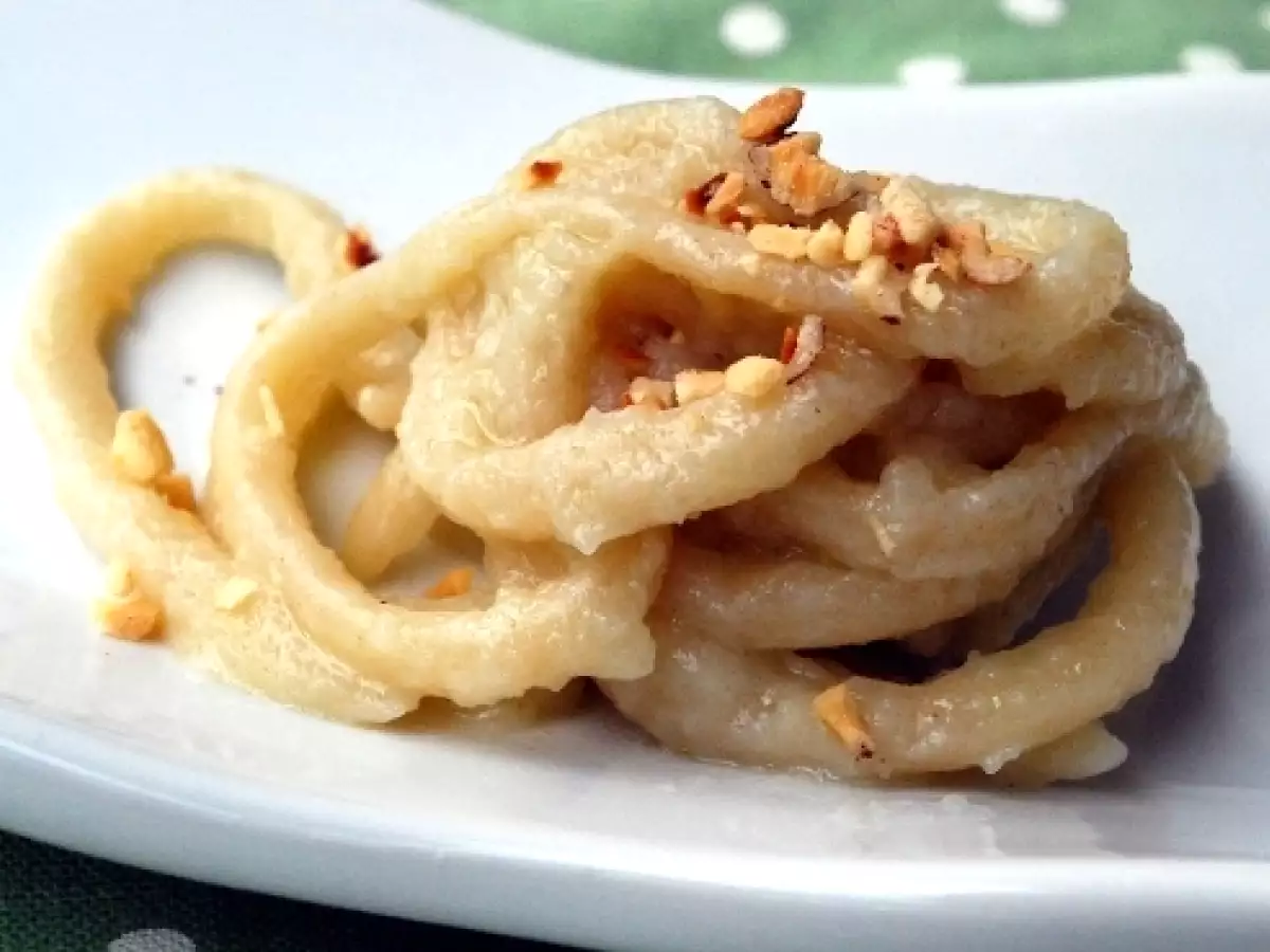 Ricetta Pici alla crema di topinambur con granella di nocciole