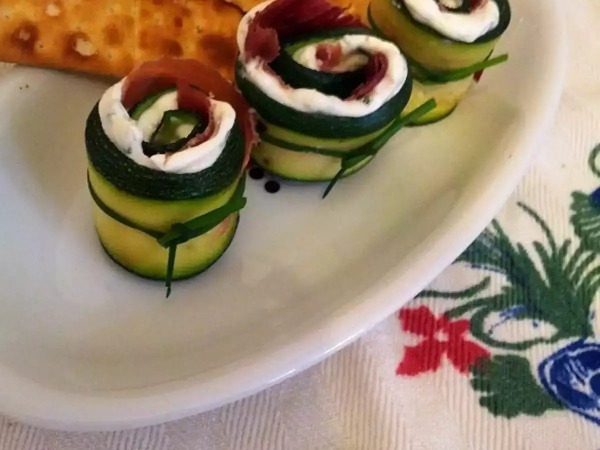 Ricetta Rotolini di zucchine con crudo e robiola