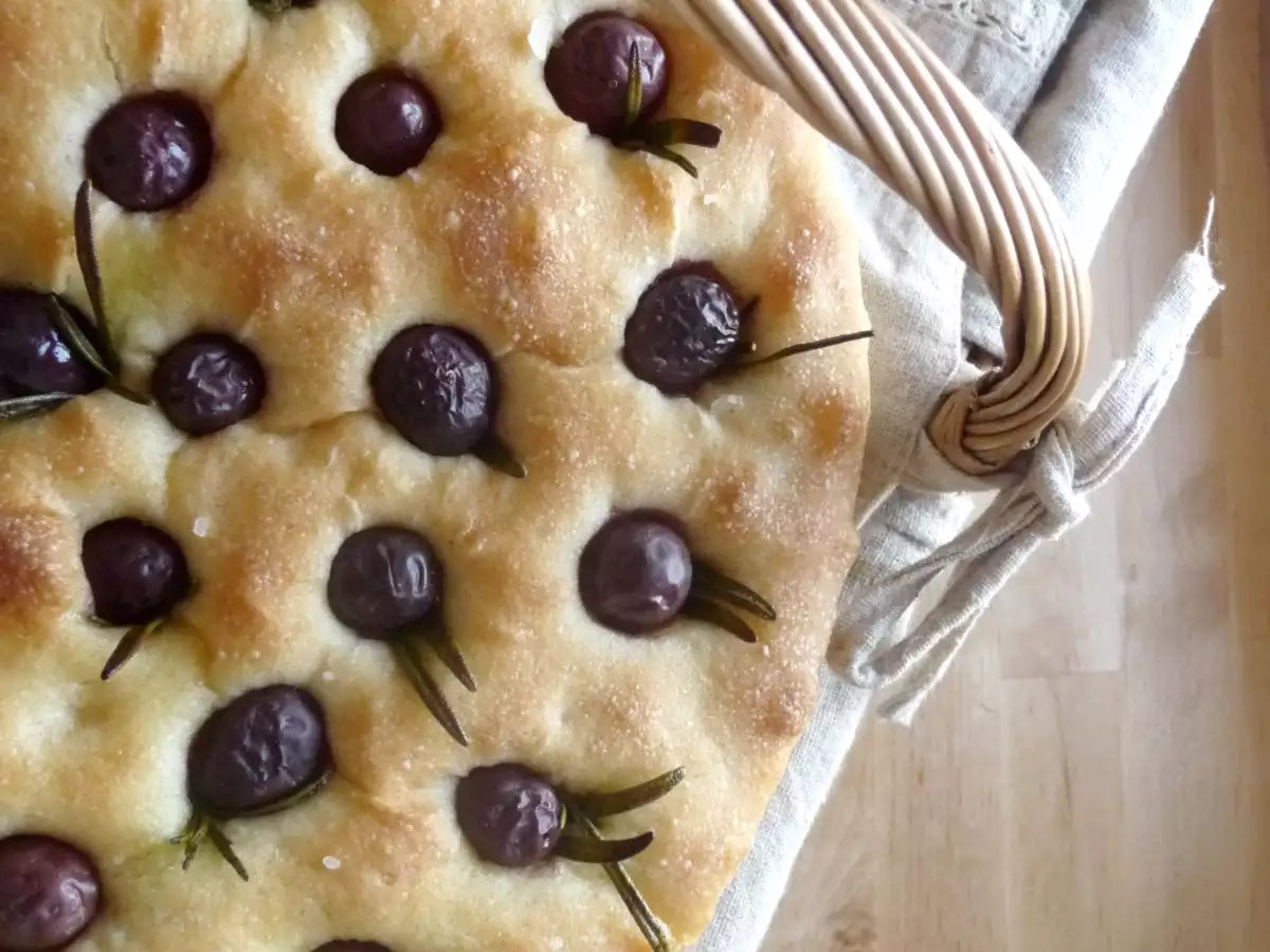 Ricetta Focaccia con olive e rosmarino