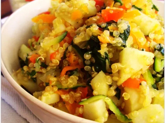 Quinoa saltata con verdure e patata dolce
