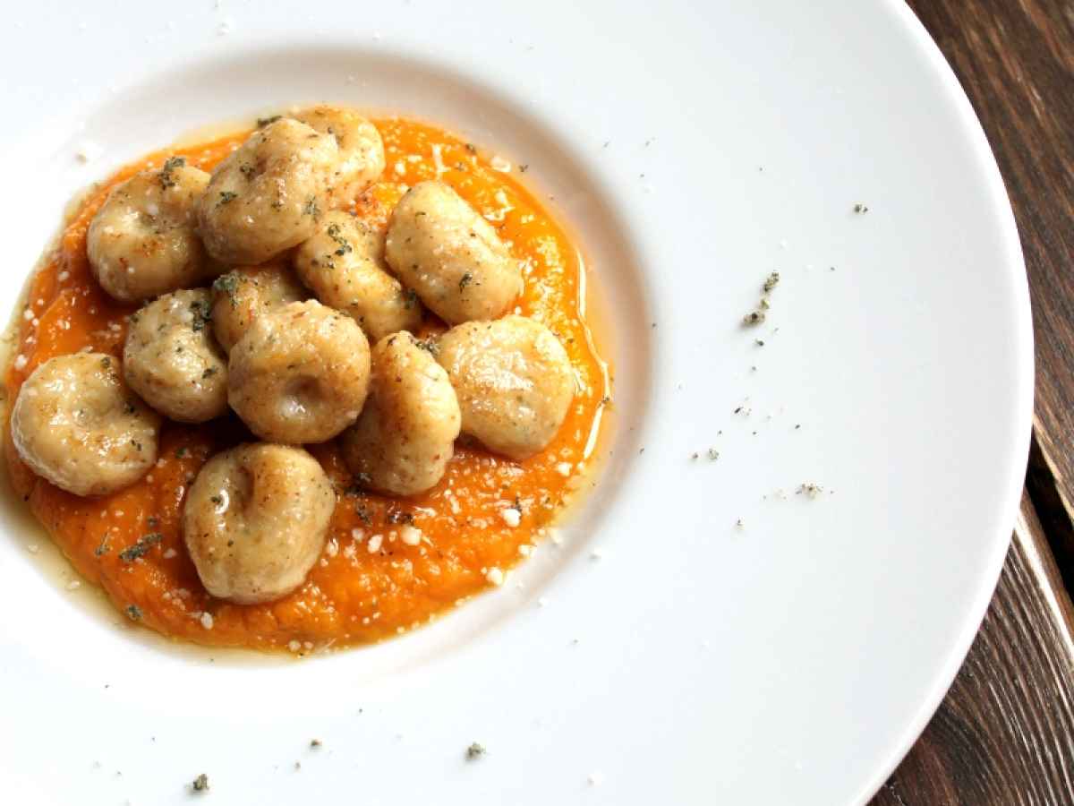 Gnocchetti di ricotta al profumo di salvia su vellutata di zucca