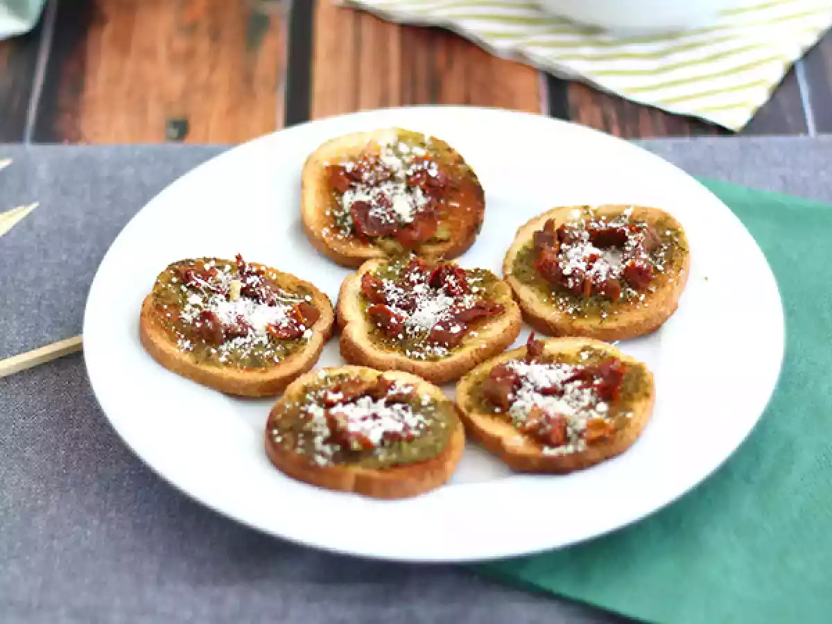 Ricetta Crostini con pesto e pomodori secchi