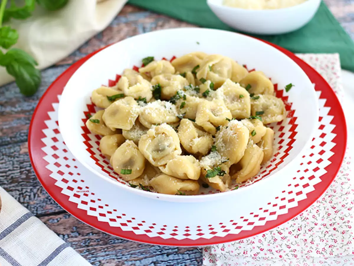 Ricetta Tortellini con prosciutto crudo, parmigiano e basilico fresco
