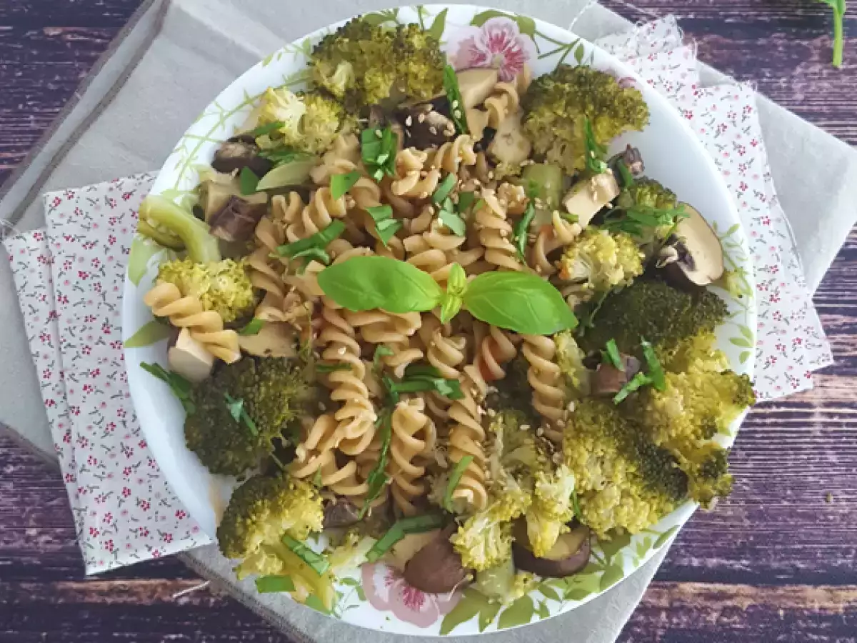 Ricetta Pasta di legumi con broccoli, funghi e basilico