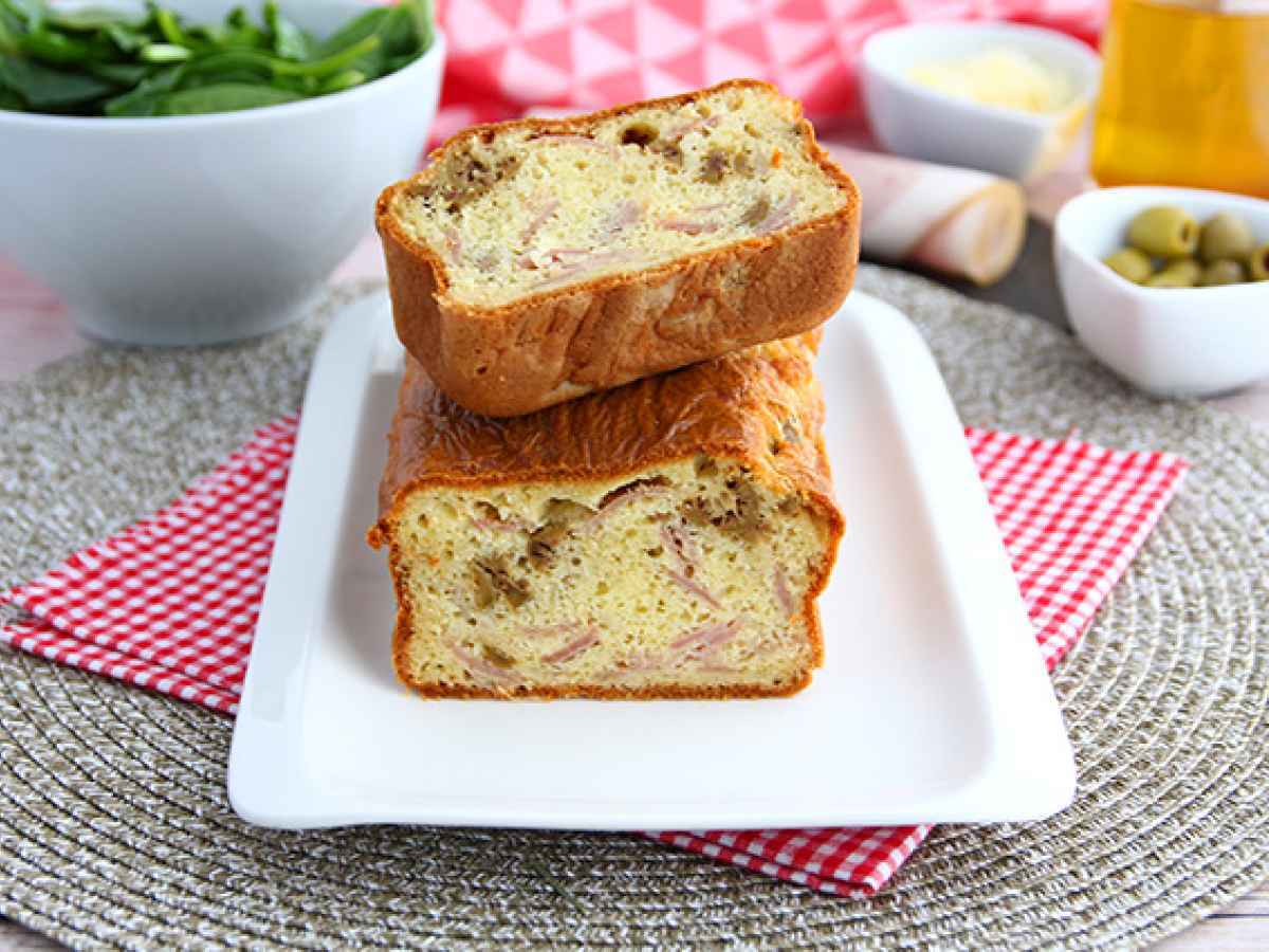 Cake salato: prosciutto cotto, emmental e olive verdi