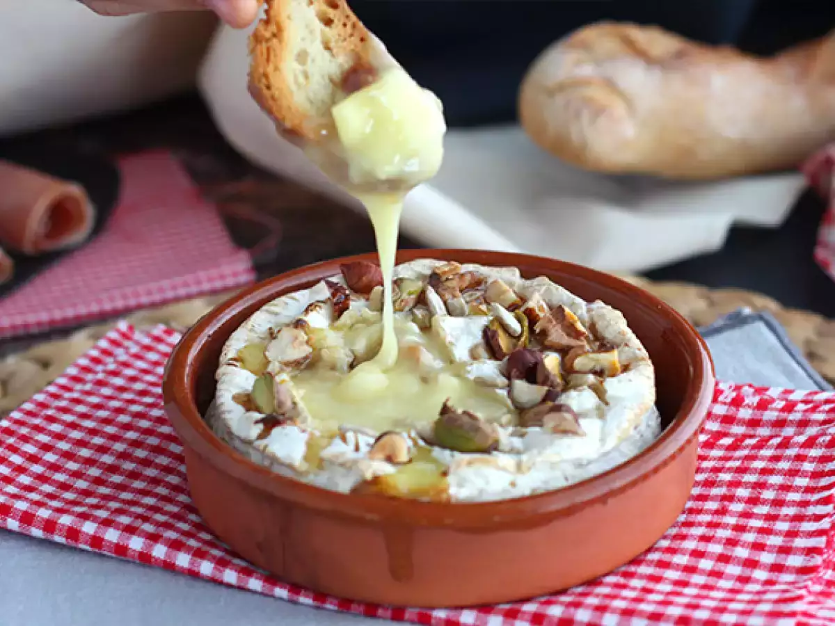 Ricetta Camembert al forno con miele e frutta secca
