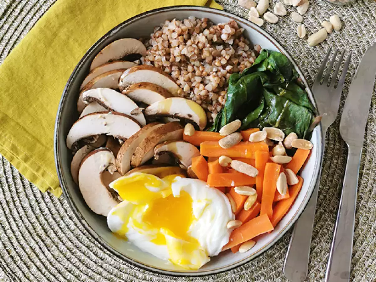 Ricetta Buddha bowl vegetariano con grano saraceno tostato, verdure e uovo in camicia
