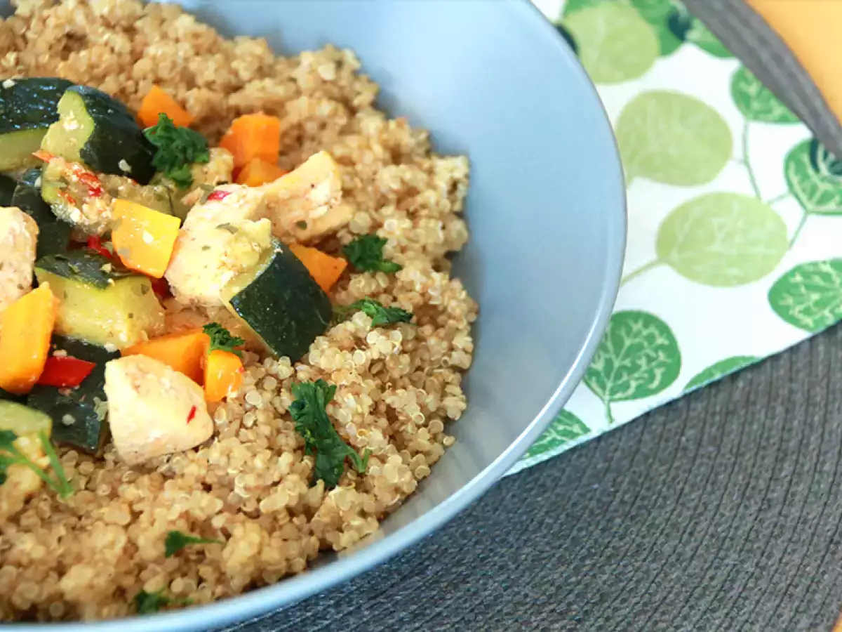 Ricetta Bowl di quinoa con pollo e verdure: ricetta light per pranzo o cena sana