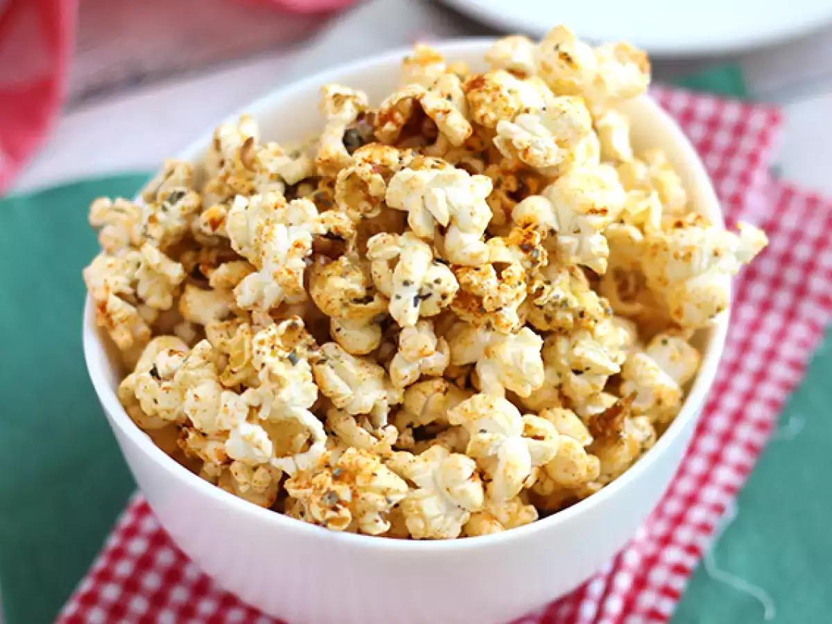 Ricetta Popcorn gusto pizza: la ricetta facile e veloce per uno snack croccante e saporito
