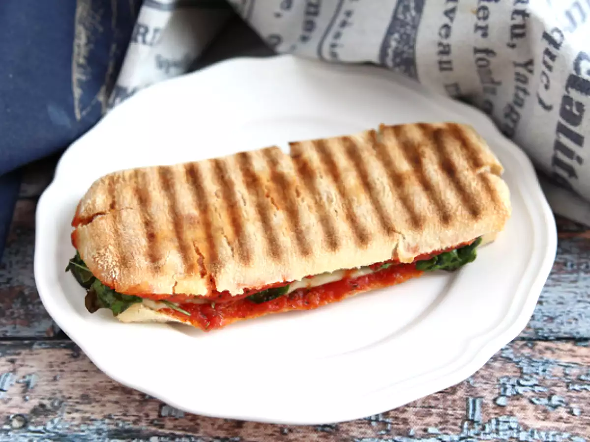 Ricetta Panino piastrato con emmental, salame e salsa aromatica di pomodoro